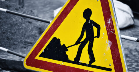 paneau de travaux sur la route,chantier en cours,sécurité